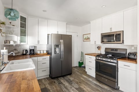 House, 3 Bedrooms | Private kitchen | Fridge, oven, coffee/tea maker, toaster