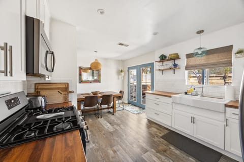 House, 3 Bedrooms | Private kitchen | Fridge, oven, coffee/tea maker, toaster