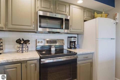 Double Room, Lake View | Private kitchen