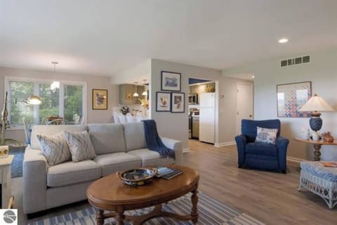 Double Room, Lake View | Living area