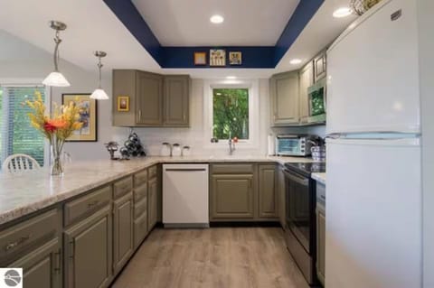 Double Room, Lake View | Private kitchen