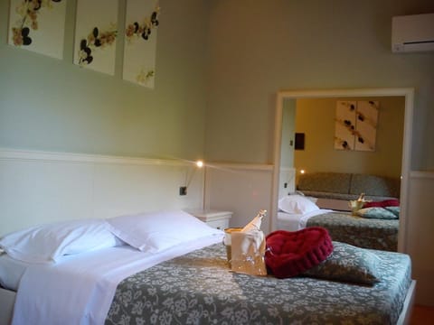 Premium bedding, minibar, desk, soundproofing