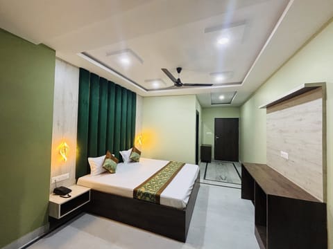Deluxe Double Room | Laptop workspace, WiFi (free), individually furnished
