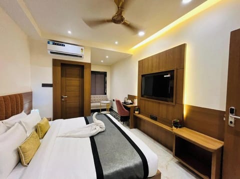 Deluxe Room | Desk, free WiFi, bed sheets