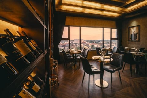 2 restaurants; breakfast, lunch, and dinner served
