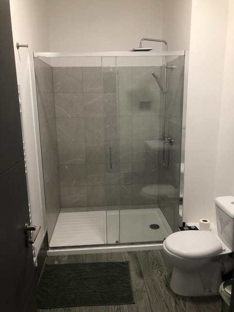 Comfort Double Room, Non Smoking, Private Bathroom | Bathroom | Shower, towels, shampoo, toilet paper