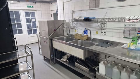 House, Pets Allowed, Garden View | Private kitchen | Full-size fridge, microwave, oven, stovetop