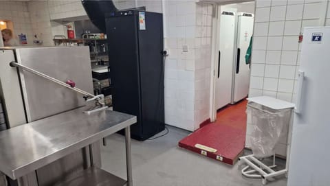 House, Pets Allowed, Garden View | Private kitchen | Full-size fridge, microwave, oven, stovetop