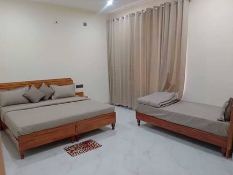 Triple Room | Desk, laptop workspace, rollaway beds, free WiFi