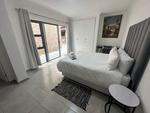 Comfort Suite | Individually furnished, desk, laptop workspace, iron/ironing board