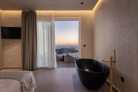 Superior Suite | Hypo-allergenic bedding, memory foam beds, in-room safe