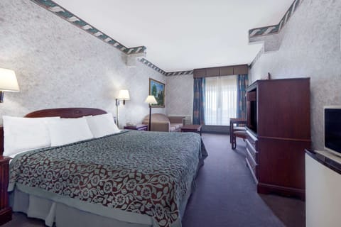 Laptop workspace, blackout drapes, iron/ironing board, free WiFi