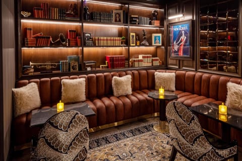 2 bars/lounges, lobby lounge, cocktail bar