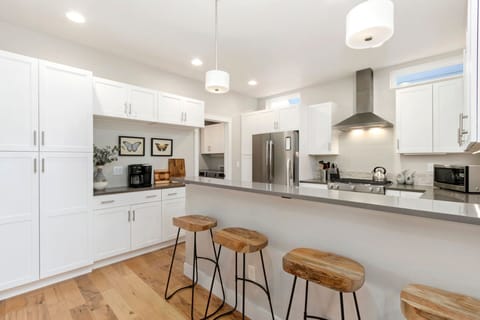 House, Multiple Beds, Hot Tub (427 Osiander Street) | Private kitchen