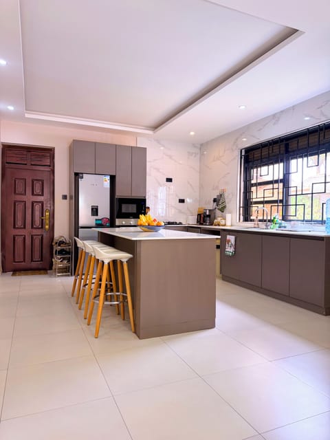 Full-size fridge, microwave, oven, stovetop
