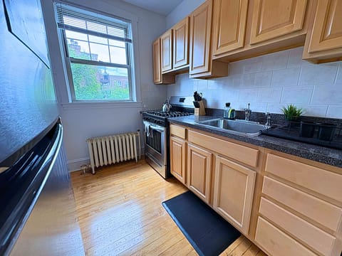 Comfort Apartment, 1 Queen Bed | Private kitchen | Fridge, microwave, oven, stovetop