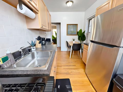 Comfort Apartment, 1 King Bed | Private kitchen | Fridge, microwave, oven, stovetop