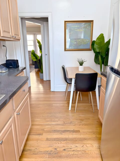 Comfort Apartment, 1 King Bed | Dining room