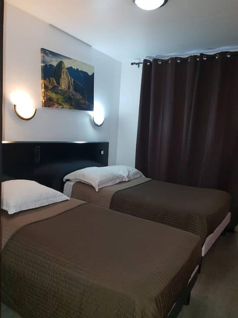Premium bedding, desk, iron/ironing board, free cribs/infant beds
