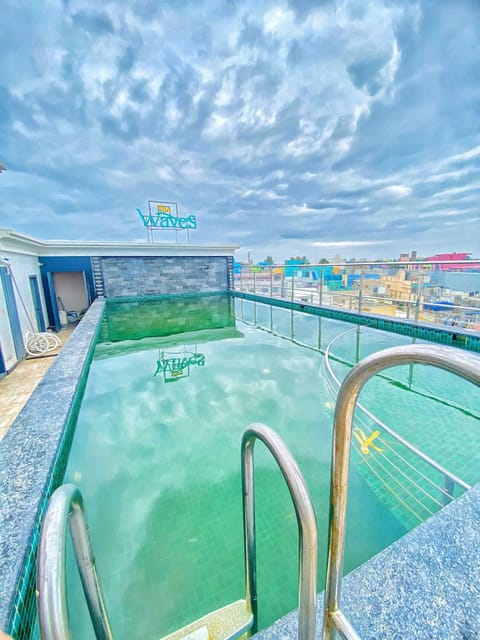 Outdoor pool, lifeguards on site