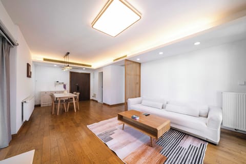 Superior Apartment, 3 Bedrooms, Balcony, City View | Living room | Smart TV