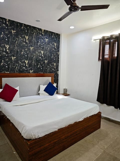 Deluxe Room | Rollaway beds, free WiFi, bed sheets