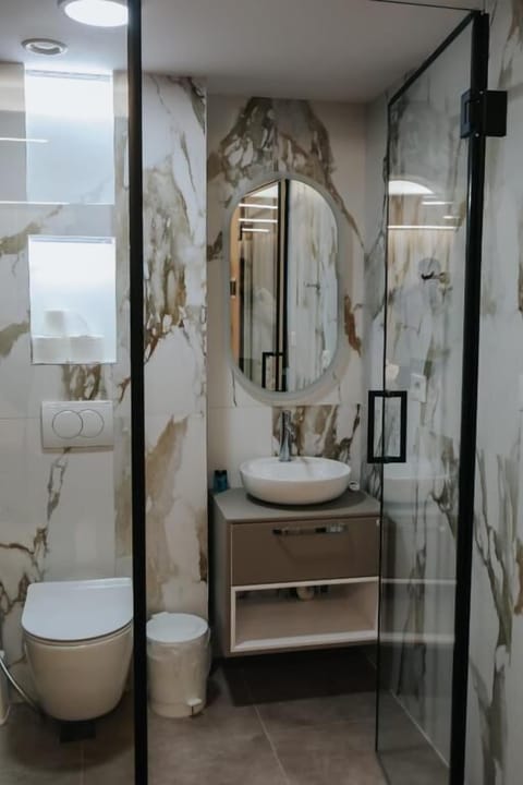 Junior Suite | Bathroom | Slippers