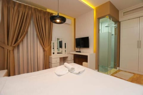 Deluxe Triple Room | In-room safe, soundproofing, iron/ironing board, free WiFi