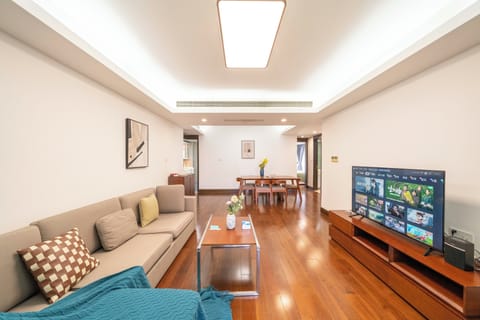Superior Apartment, 3 Bedrooms, Balcony, City View | Living room | Smart TV