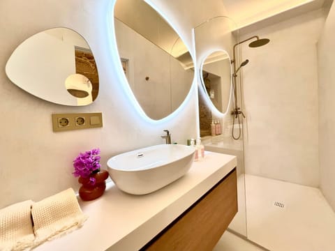 Standard Suite, Sea View | Bathroom | Towels