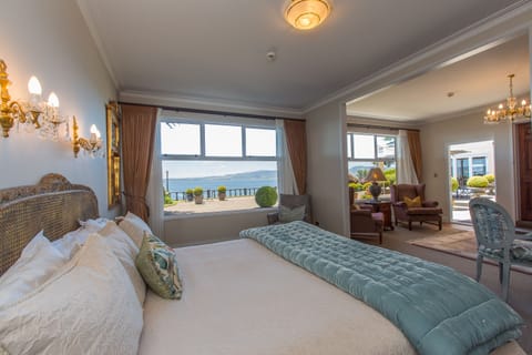 Premium bedding, in-room safe, desk, iron/ironing board