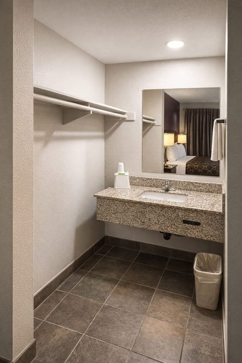 Executive Room, 1 Queen Bed, Non Smoking | Bathroom | Combined shower/tub, towels, soap, shampoo