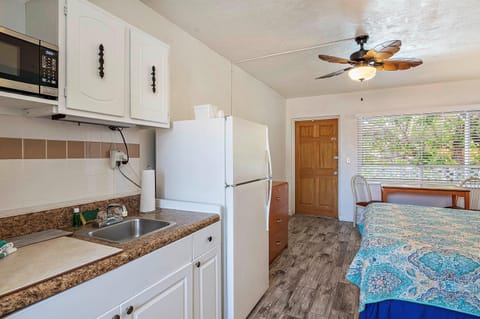 Single Room, 1 King Bed, Kitchenette | Private kitchenette | Microwave