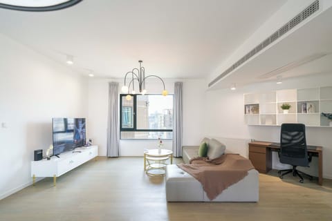 Superior Apartment, 4 Bedrooms, Balcony, City View | Living room | Smart TV