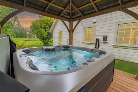 Suite 1 - Deluxe Suite, Hot Tub, Mountain View | Private spa tub