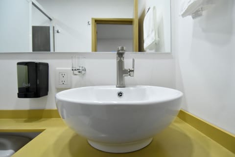 Quadruple Room | Bathroom | Shower, towels, soap, shampoo