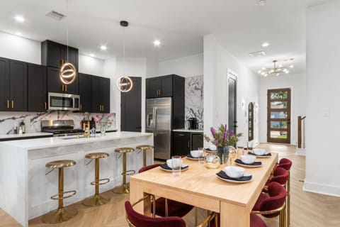 House | 4 bedrooms, desk