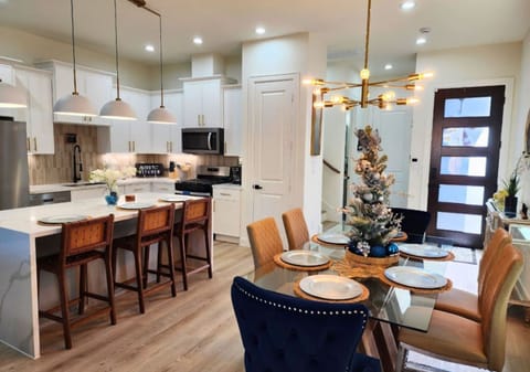 House | 3 bedrooms, desk