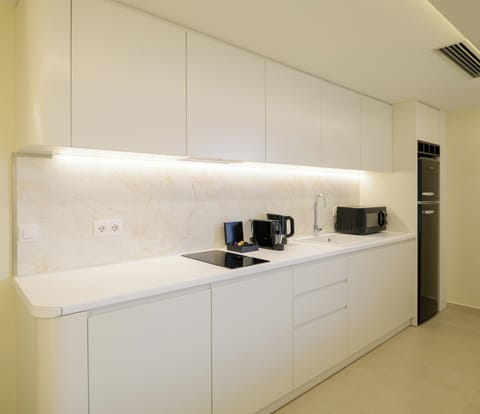 3-Bedroom Apartment with Outdoor Hot Tub & Acropolis View | Private kitchen | Fridge, microwave, stovetop, cookware/dishes/utensils