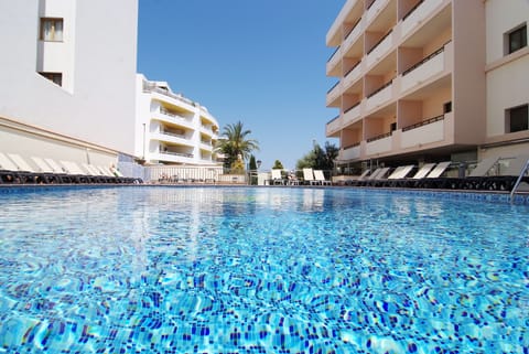 Outdoor pool, pool umbrellas, sun loungers