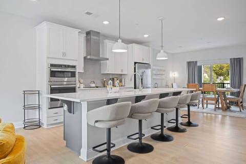 House | 4 bedrooms, desk