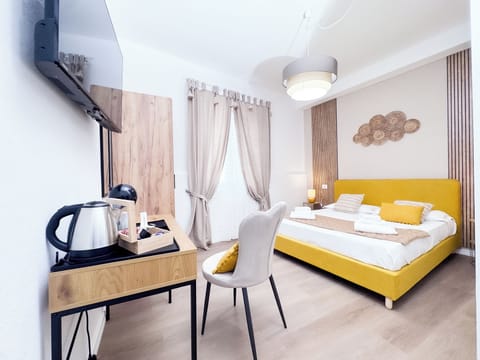 Luxury Double Room | Laptop workspace, free WiFi