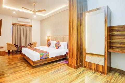 Luxury Suite | Egyptian cotton sheets, premium bedding, in-room safe, free WiFi