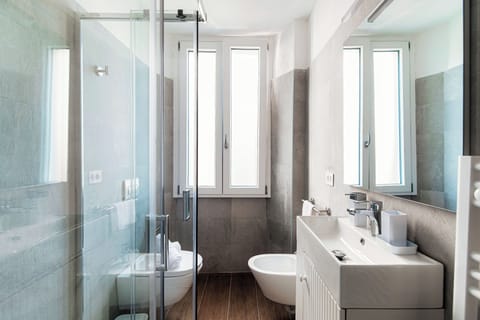 Deluxe Studio, Partial Lake View | Bathroom | Shower, hair dryer, towels, soap