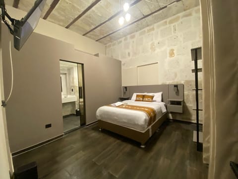 Desk, laptop workspace, iron/ironing board, free WiFi