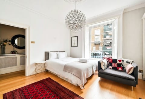 5 bedrooms, WiFi (free), bed sheets