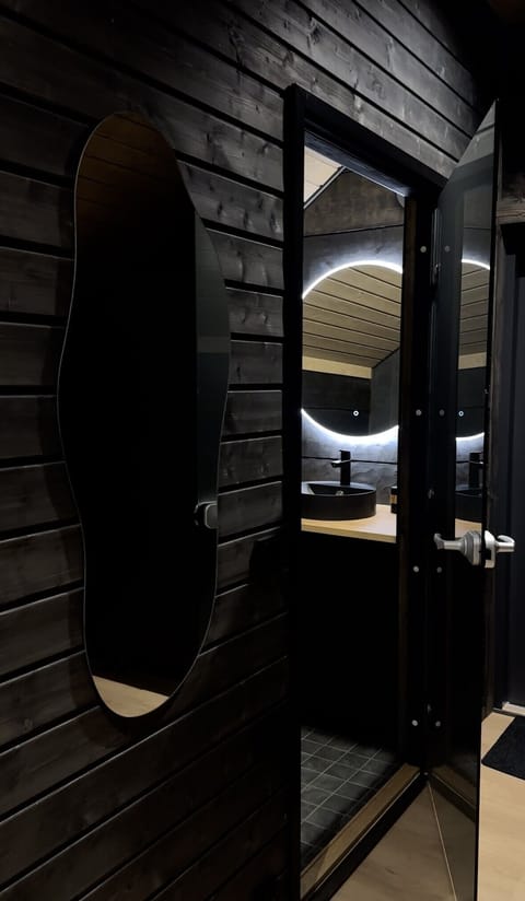 Superior Cabin | Bathroom | Shower, free toiletries, hair dryer, towels