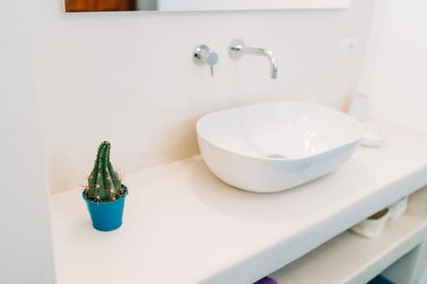 Double Room | Bathroom | Shower, free toiletries, hair dryer, bidet