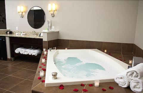 Royal Pool Suite | Bathroom | Separate tub and shower, jetted tub, designer toiletries, hair dryer