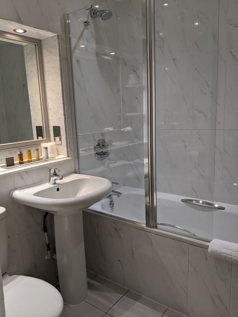 Single Room, 1 Twin Bed, Courtyard Area | Bathroom | Combined shower/tub, free toiletries, hair dryer, towels